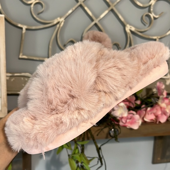 Steve Madden Slipper Pink Fluffy Comfy Slides House Shoe Women 7 8 Plush Slip On - Picture 6 of 12